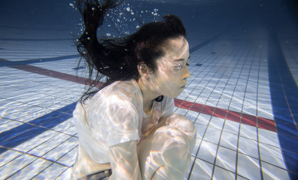 女性が水中で苦しんでいる